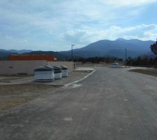 Mise en place des arbres près des places de stationnement et crépi des murs de propriété