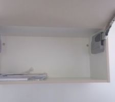 Cuisine vue sur le meuble haut avec levier pour la porte qui s'ouvre comme un coffre de voiture :) et se referme tout seul en douceur