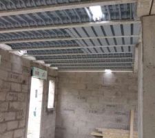 Les r&eacute;ceptacles pos&eacute;s pour la dalle b&eacute;ton de l'&eacute;tage