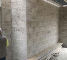 Les r&eacute;ceptacles pos&eacute;s pour la dalle b&eacute;ton de l'&eacute;tage