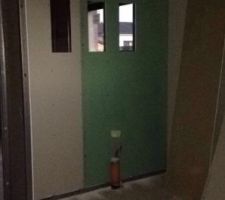 La séparation entre le salon et la cuisine...les trois niches ouvertes pour donner un style contemporain.