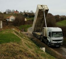 Coulage de la chape, le camion bloque la route