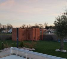 Un abri à jardin de 14m2 en L pour rappel de l architecture de la maison