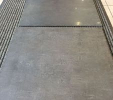 Notre c?ur balance maintenant vers ce carrelage grès cérame lappato rectifié 60x60.
En bas sur la photo, le même modem non lappato (moins brillant).
En haut un autre modèle).