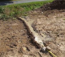 Quand le tuyaux est trop court, on fait comme les enfants :) un chemin pour guider l'eau ...