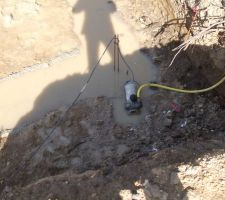 Mode pompe en marche pour vider l'eau sur la fondation