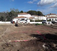 Tra&ccedil;age des lignes de la future maison pour creuser les tranch&eacute;es &agrave; la bombe rose par notre chef de chantier