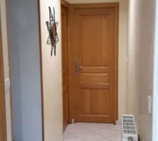 Ce long couloir est un peu triste et sans intérêt. La peinture jaunâtre des murs ne donne pas envie d'entrer dans cette maison. Alors, je sors le rouleau et les pinceaux. Au boulot !