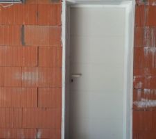 Carrelage de la marche entre garage et Maison