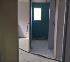Cloisonnement du haut. La salle de bain est en face, la porte d'entrée dans le dos, les chambres sur le coté