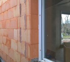 Le plaquiste a terminé l'isolation autours des fenetres