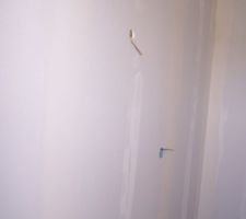 Salle de bain, en haut la lumière, au milieu l'éléctricité, et en bas l'arrivée d'eau.