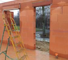 Vue de l'intérieur : Porte d'entrée et garage sur la gauche