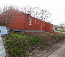 Vue de l'extérieur et fin de l'élévation des murs avec pignons