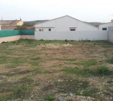 Et voila notre petit bout de sud 423m2.c pas tres grand mais largement suffisant.surtout que le terrain et deja viabiliser et bien exposer