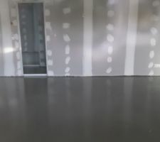 Chape coulée pièce à vivre