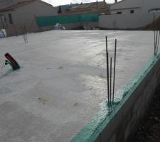 Et voila le plancher le reseau le treillis la dalles ils on fait le traitement antimite il y a plu qua laisser secher ps ca fait vraiment petit qu,avec la dalle