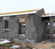 Photo de l'avancement de ma maison!!!!!!!!

d&eacute;but de construction JUILLET 2016 aujourd'hui 7 Mars 2017 nous sommes &agrave; l'arr&ecirc;t

C'est lamentable tout est normal pour eux 1 an pour construire une maison de 69m2

normal les ouvriers ne travaillent que 2 d'affil&eacute;s ensuite ils partent sur d'autres chantiers, arrivent &agrave; 10h30 et repartent entre 15h30 et 16h voila le travail il faut &eacute;viter ce promoteur se sont des incapables VENDEE 85