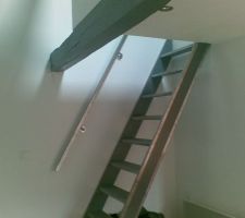 L'escalier de la mezzanine avec ses finitions en métal.