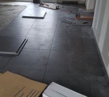 Pose du carrelage en cours