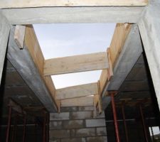 L'escalier et les poteaux "d&eacute;coffr&eacute;s"