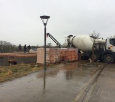 Sous ce magnifique temps lorrain ... la dalle a été coulée ce matin