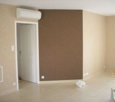 Le papier peint du s&eacute;jour/salon.