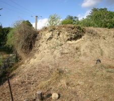 Le talus dont il va y avoir un enrochement