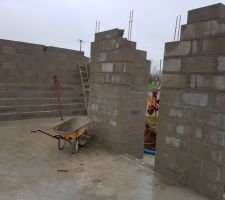 Notre constructeur nous as appelé et nous signalant un dégât sur le mur gauche de notre maison lors de la livraison de fourniture alors notre chantier à pris du retard car démolition du mur.