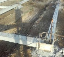 Mise en place des longrines de fondations vue du côté salon / séjour