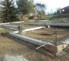 Mise en place des longrines de fondations vue du côté garage