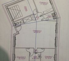 Voici les plans de notre futur maison. Un v pour changer des traditionnels rectangle mais pour limiter les coups de toiture d'un L qui coute plus cher. 
Nous avons choisi de mettre notre chambre près du garage pour garder notre intimité et les deux autres chambres sont elles aussi séparé l'un de l'autre pour qu'elles aient aussi leur tranquilité. Qu'en pensez vous ?