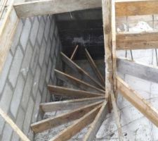 Fin de la 2eme semaines les poutrelles de la dalle rdc sont posé on prépare les ferraillages pour le coulage de la dalle le lendemain,a coté de ca Veolia et la saur est venu pour viabilisé le terrain saur pour l'eau et Veolia pour l'assainissement et les deux on sous traité a la même entreprise , bravo et je paie deux fois le terrassement j'ai quand même réussi a négocier un rabais chez Veolia. Surtout n'hésitez pas avec toutes les entreprise fournisseur et artisans "TOUT SE NEGOCIE"