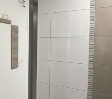 Nous avons choisis cette faïence pour la salle de bain (RDC).
Nous avons optes pour la couleurs blanche avec une séparation alu en baguette.(Horizontale)