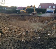 Les terrassiers le 12/12/2016.
Ils ont mis 2.5 jours pour creuser le trou et les fondations.