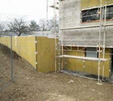 Préparation pour l'enduit des murs => colle et baguettes d'angle en place