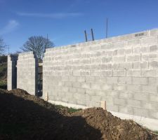 Vue d'ensemble de l'élévation des murs 
Emplacement des deux fenêtres châssis fixe dans le salon
L'espace entre les deux fenêtres sera peint en gris pour faire un rappel de la couleur foncée sur le mur gauche
Merci à Linda de chez Pavillons Montois pour avoir pensé à ce détail qui nous plait beaucoup cela va bien équilibré les surfaces peintes