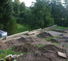 Voila le mur qui nous a occupé qqs week end, le terrain a été remblayé donc notre terre se trouvait plus haut que le voisin : 2m à 80cm de mur avec fondations costaux