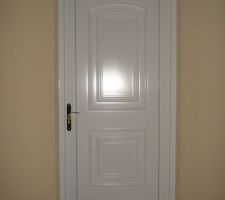 Nouvelle porte finie de l'extérieur