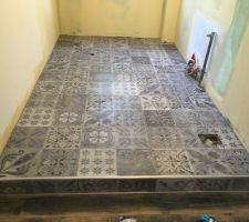 Carrelage de la salle de bain ouverte pose