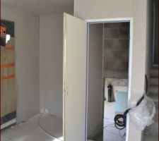 Accès maison, garage et coin nuit.