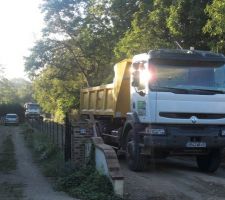 Deux camions sur le chemin