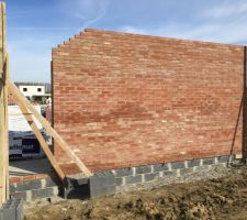 Arrière de la maison - mur du garage terminé (toiture terrasse)