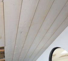 D&eacute;but de la pose du lambris au plafond