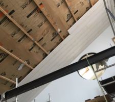 D&eacute;but de la pose du lambris au plafond