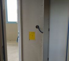 Prise murale Retraflex sur la cloison (en jaune) dans le hall de l'étage.