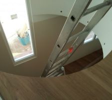 Découpe en arrondi du parquet pour épouser la trémie ronde de l'escalier.