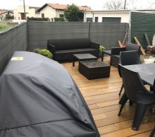 Voici la terrasse enfin malgré le mauvais temps, je n'ai pas mis les coussins du salon de jardin vu la pluie soyez indulgent!!!