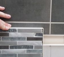 Gris clair et frise pour le mur dans la douche à l'italienne