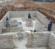 Debut de l'élévation de sous sol en parpaings